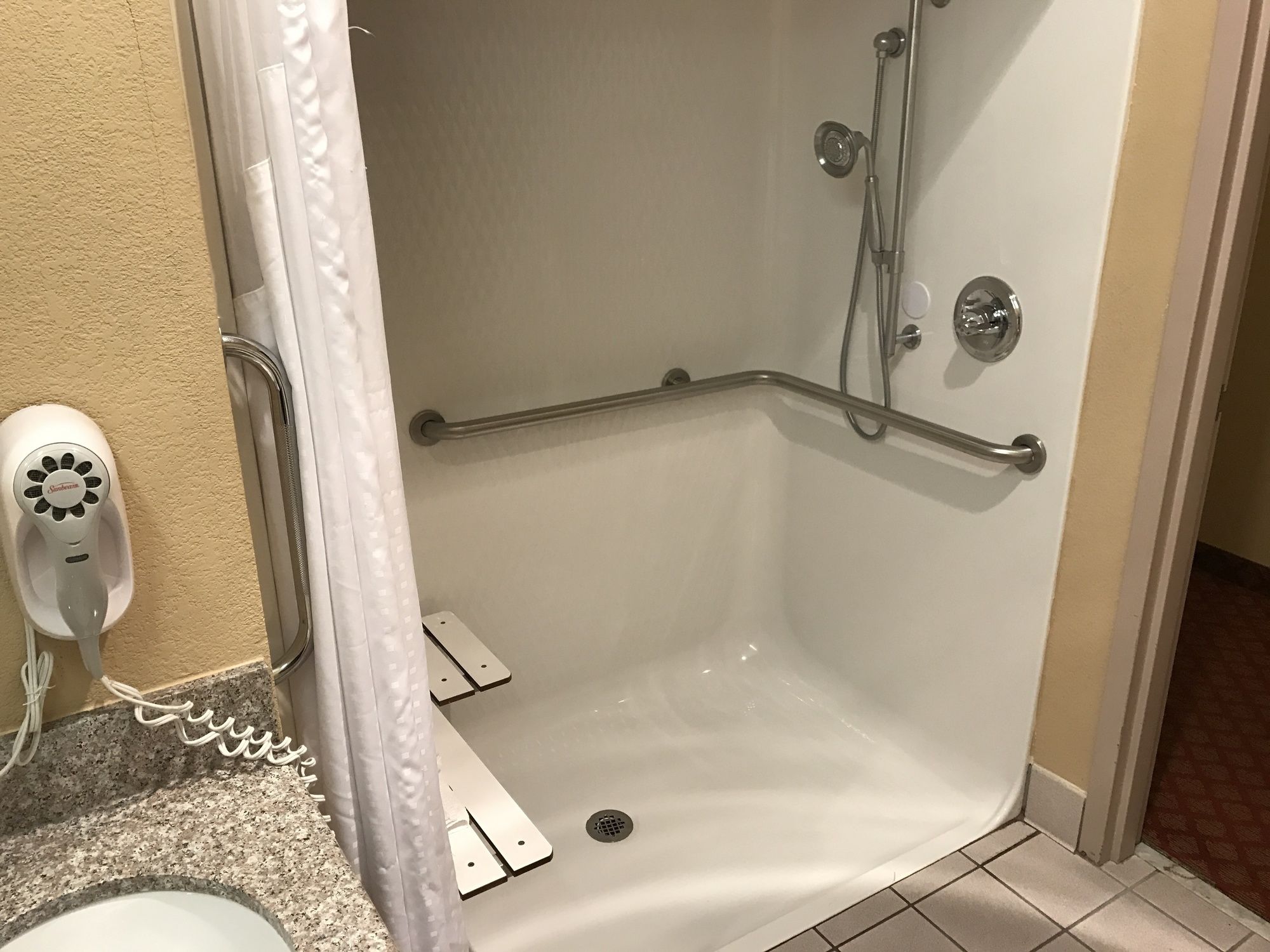Holiday Inn Express Metropolis