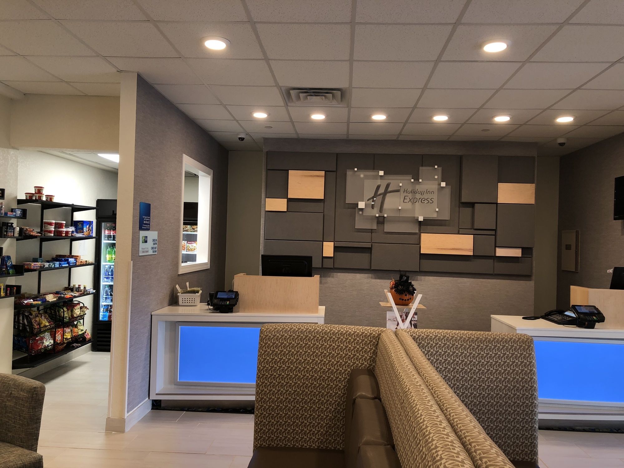 Holiday Inn Express Metropolis