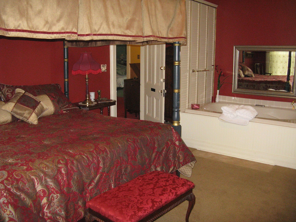 Summers Riverview Mansion Bed And Breakfast
