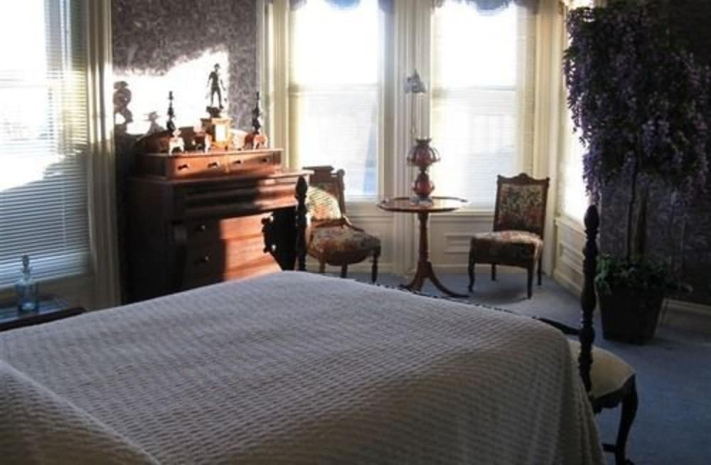 Summers Riverview Mansion Bed And Breakfast