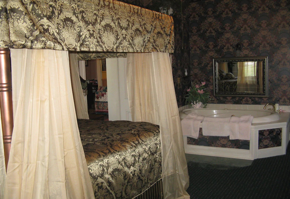 Summers Riverview Mansion Bed And Breakfast