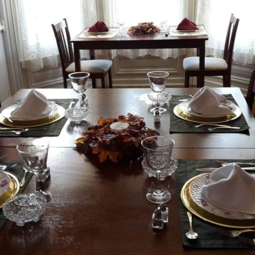 Summers Riverview Mansion Bed And Breakfast