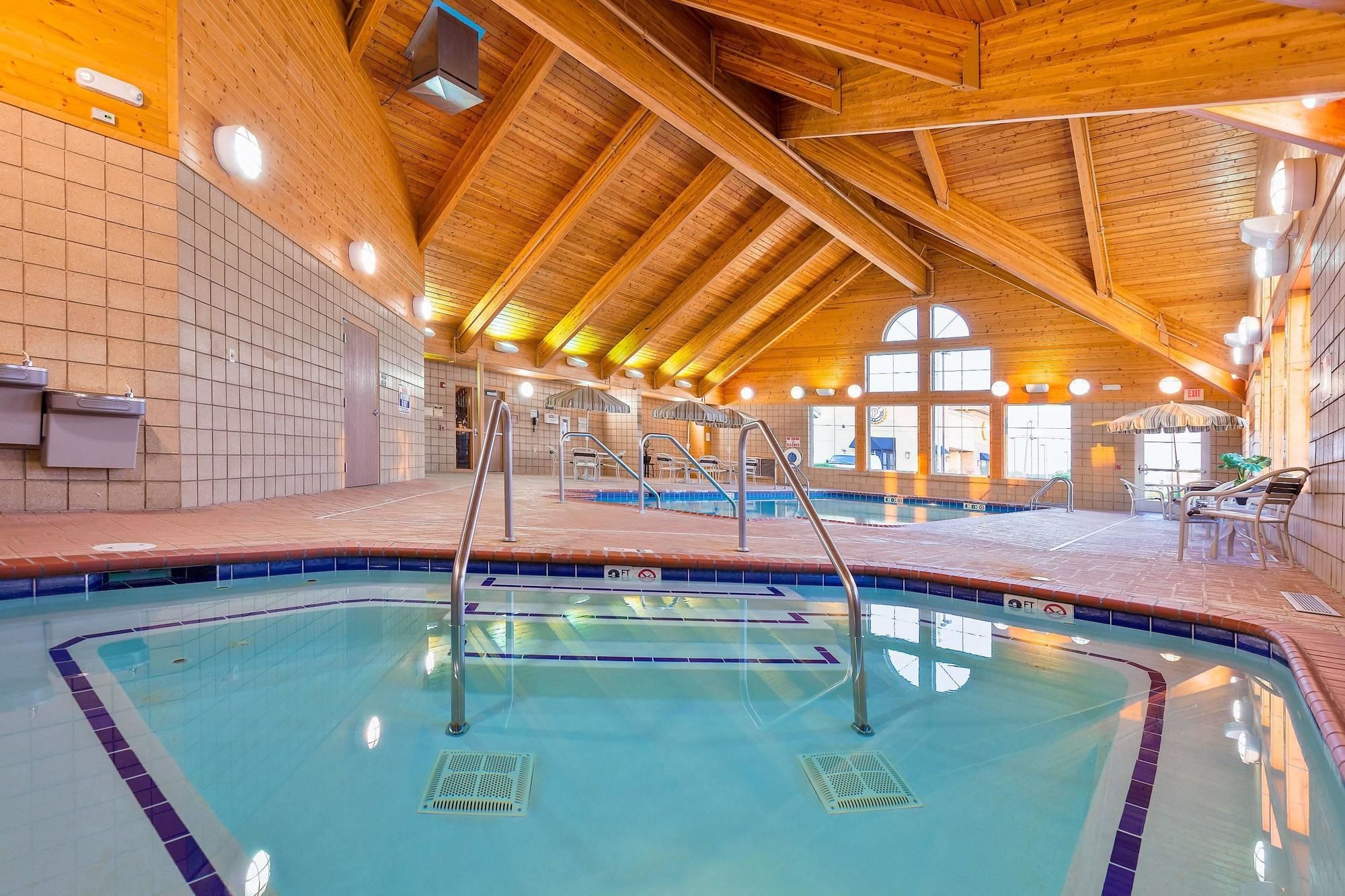 AmericInn by Wyndham Monmouth