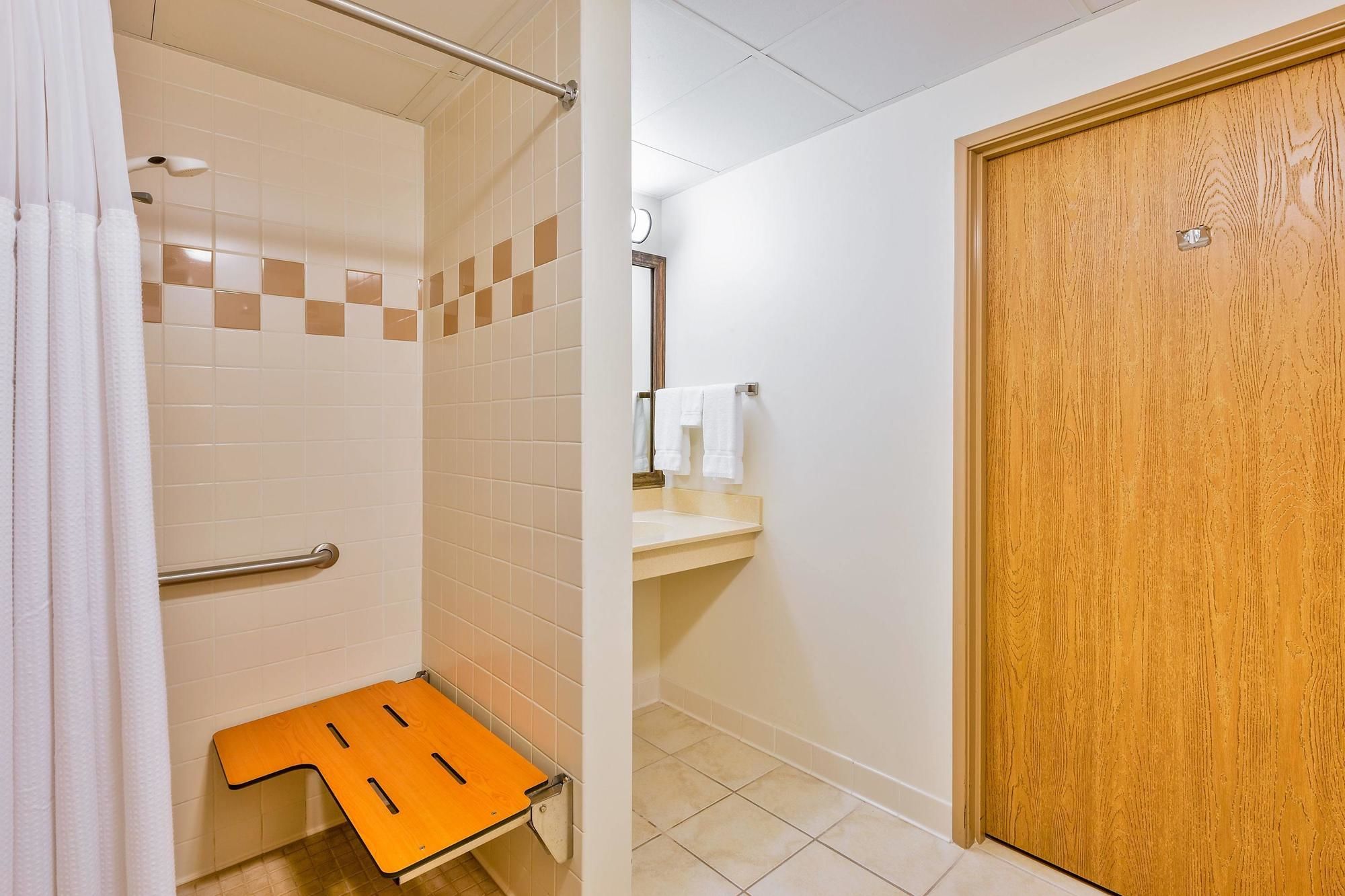 AmericInn by Wyndham Monmouth