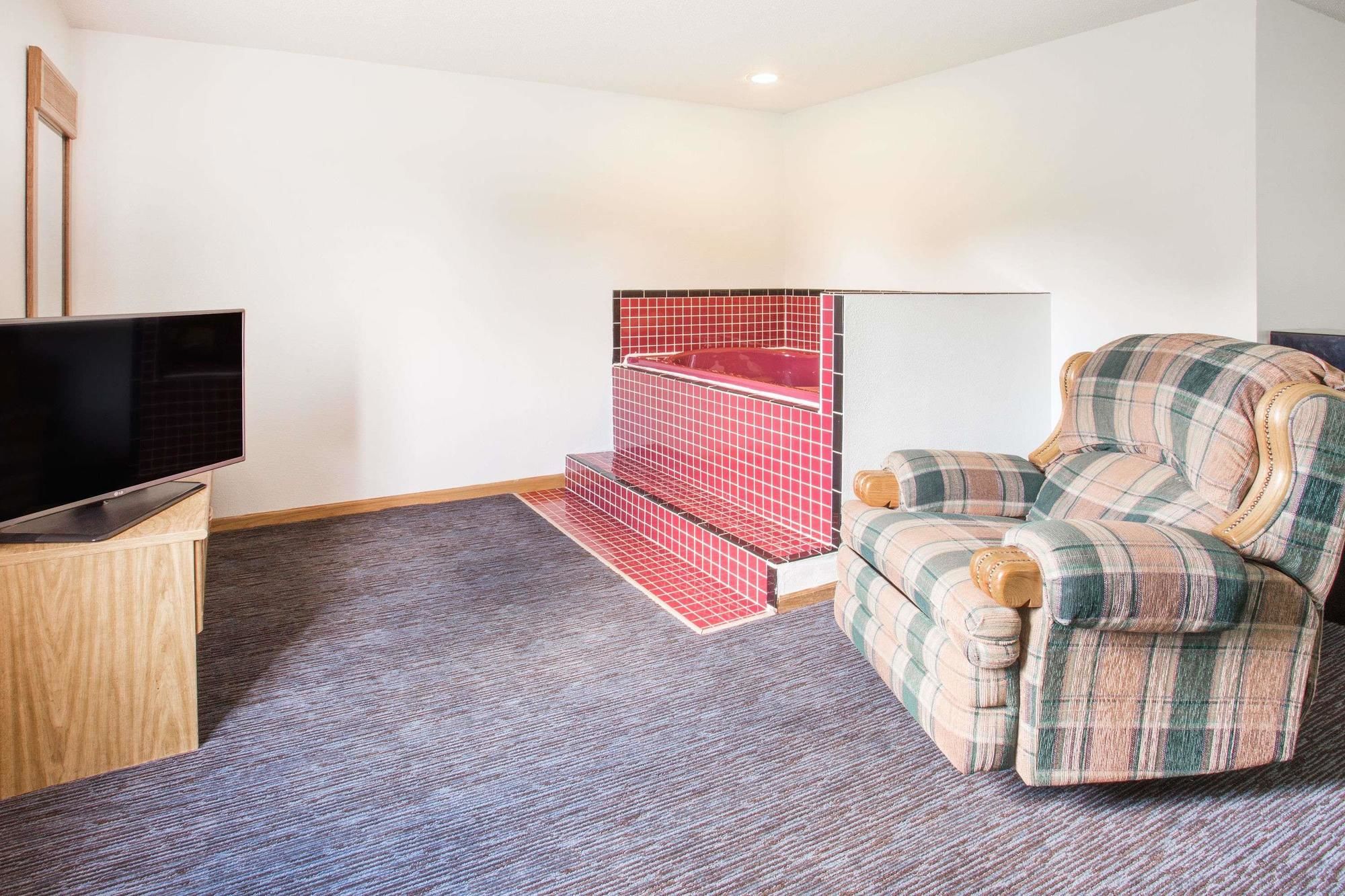Super 8 by Wyndham Monmouth IL