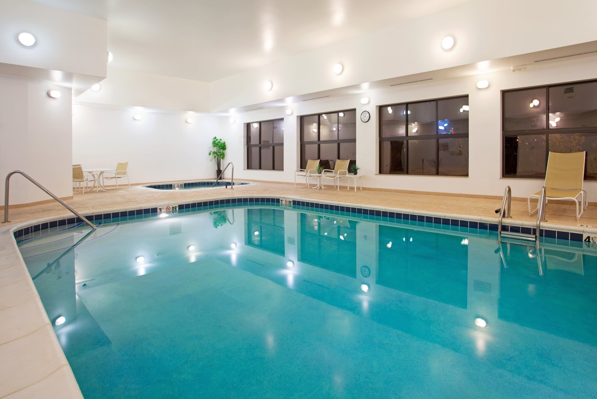 Holiday Inn Express Hotel & Suites Morris