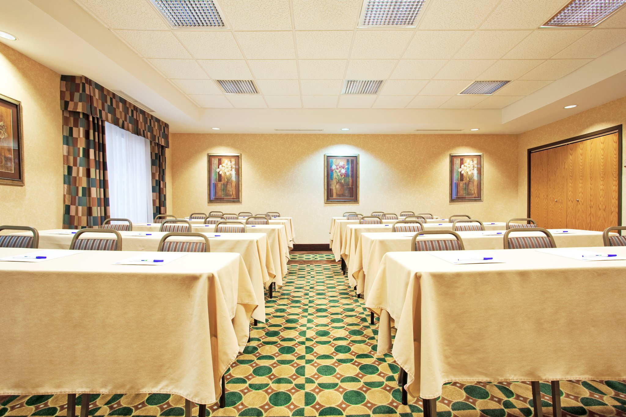 Holiday Inn Express Hotel & Suites Morris