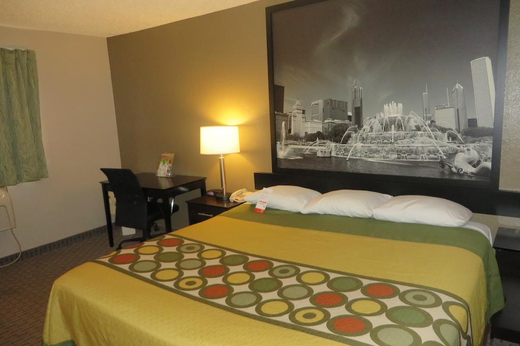 Super 8 by Wyndham Mundelein/Libertyville Area