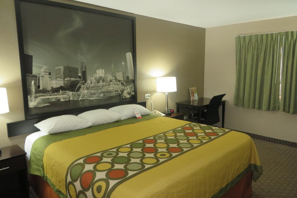 Super 8 by Wyndham Mundelein/Libertyville Area