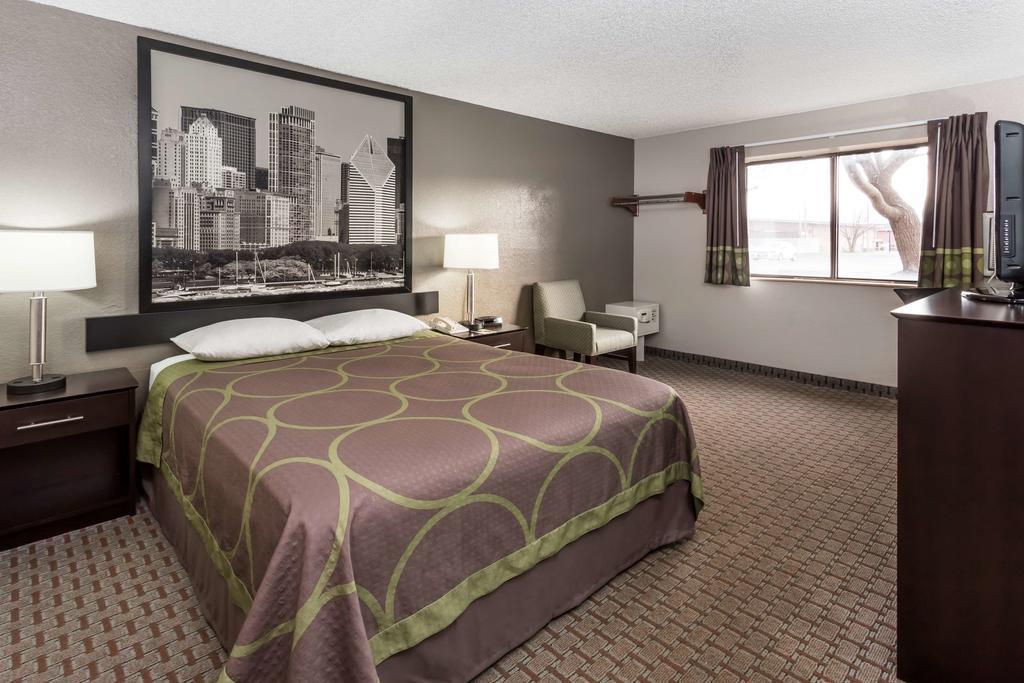 Super 8 by Wyndham Mundelein/Libertyville Area