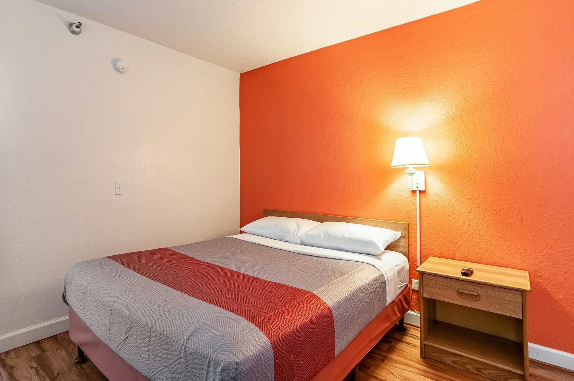 Motel 6 Naperville, IL