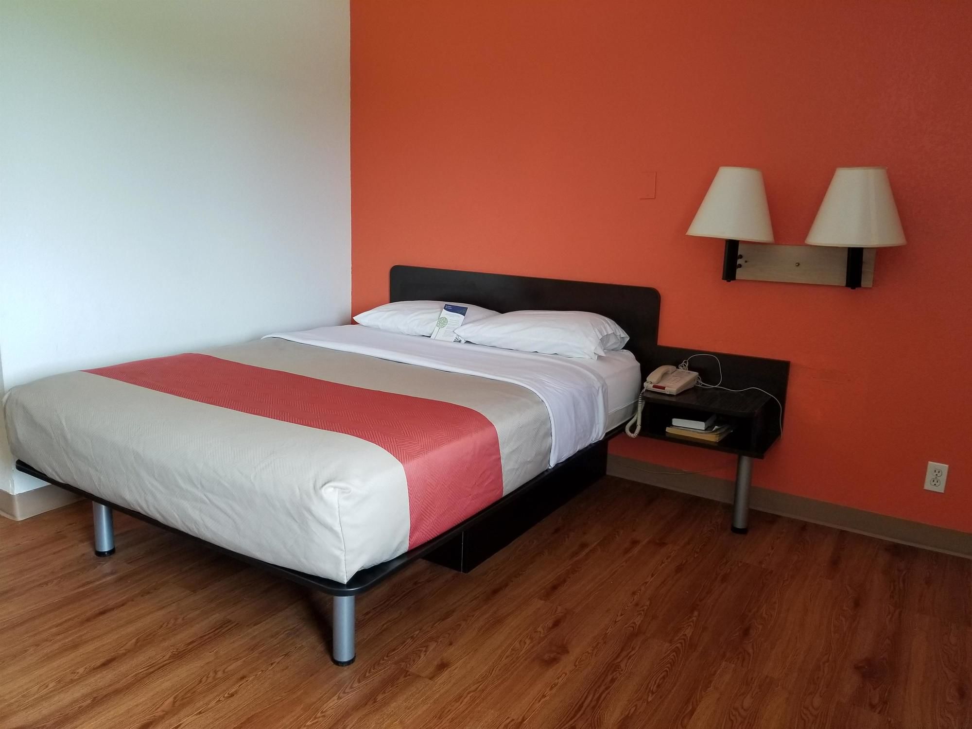 Motel 6 Normal - Bloomington Area