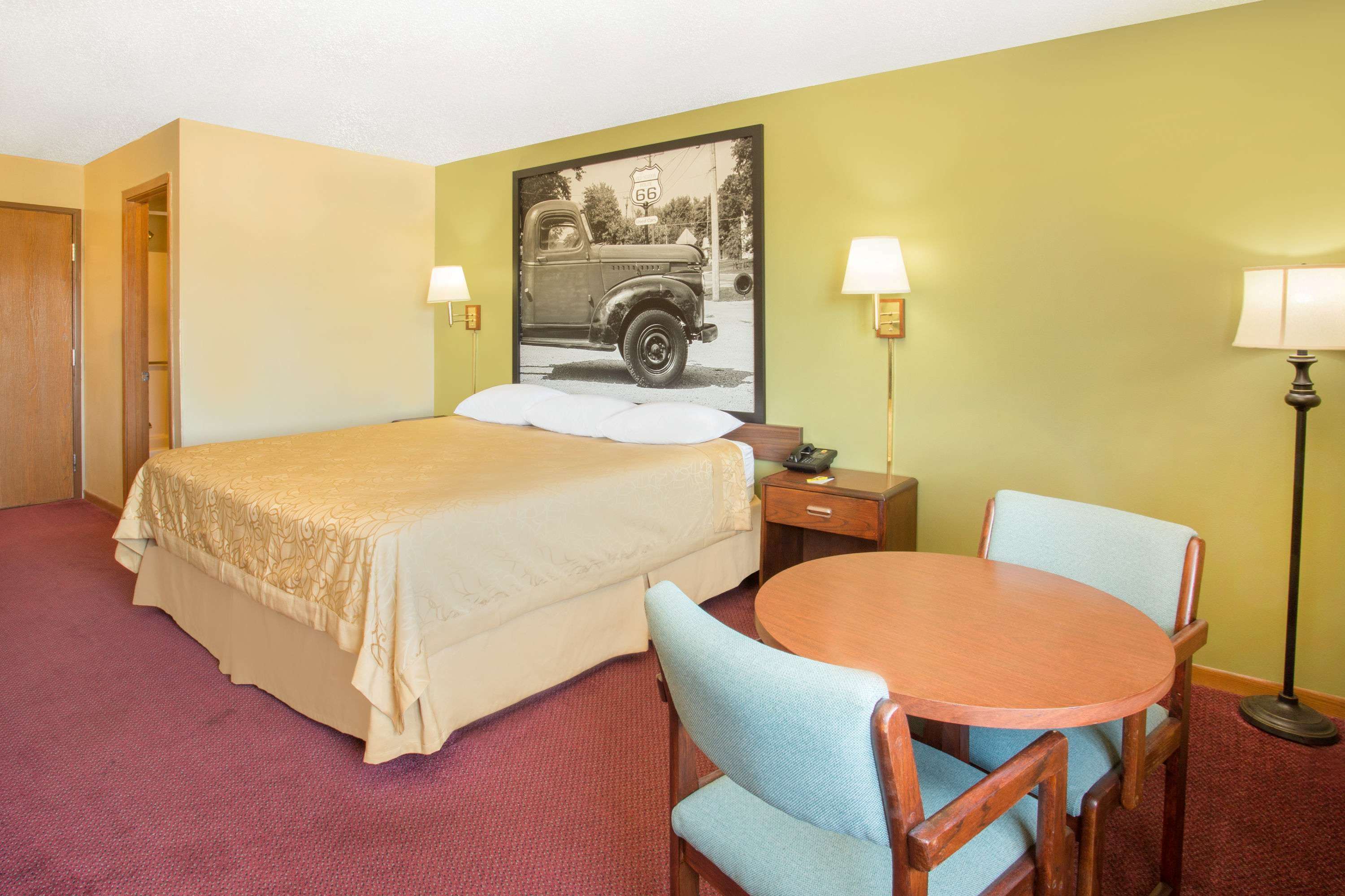 Super 8 by Wyndham Normal Bloomington