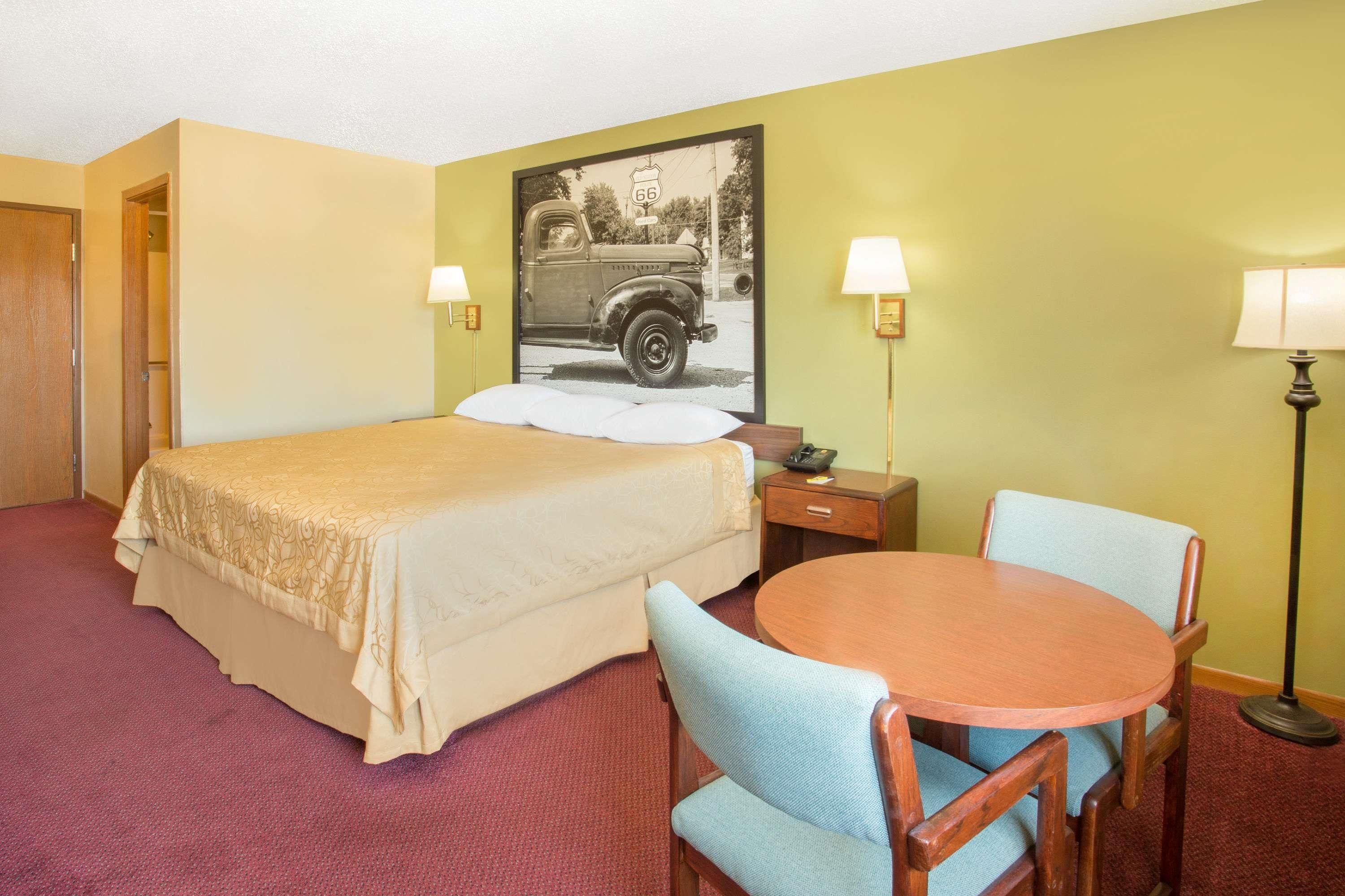 Super 8 by Wyndham Normal Bloomington