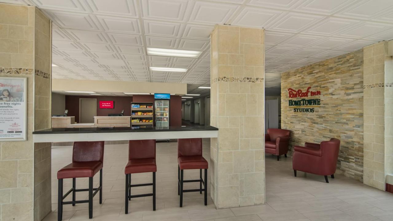 HomeTowne Studios by Red Roof Chicago - N Aurora/ Naperville