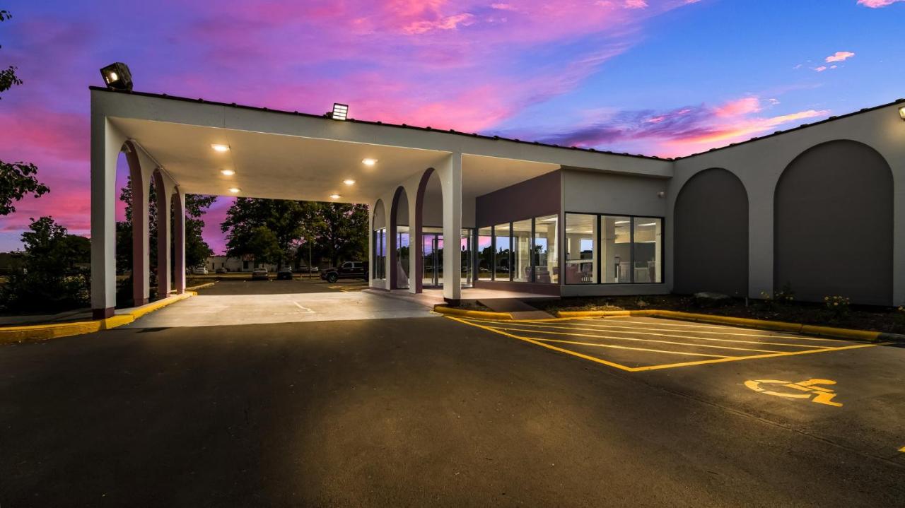 HomeTowne Studios by Red Roof Chicago - N Aurora/ Naperville