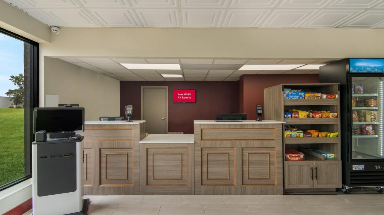 HomeTowne Studios by Red Roof Chicago - N Aurora/ Naperville