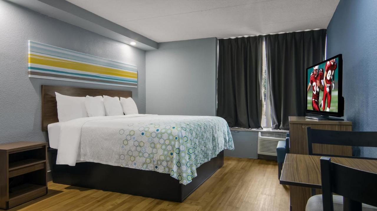 HomeTowne Studios by Red Roof Chicago - N Aurora/ Naperville