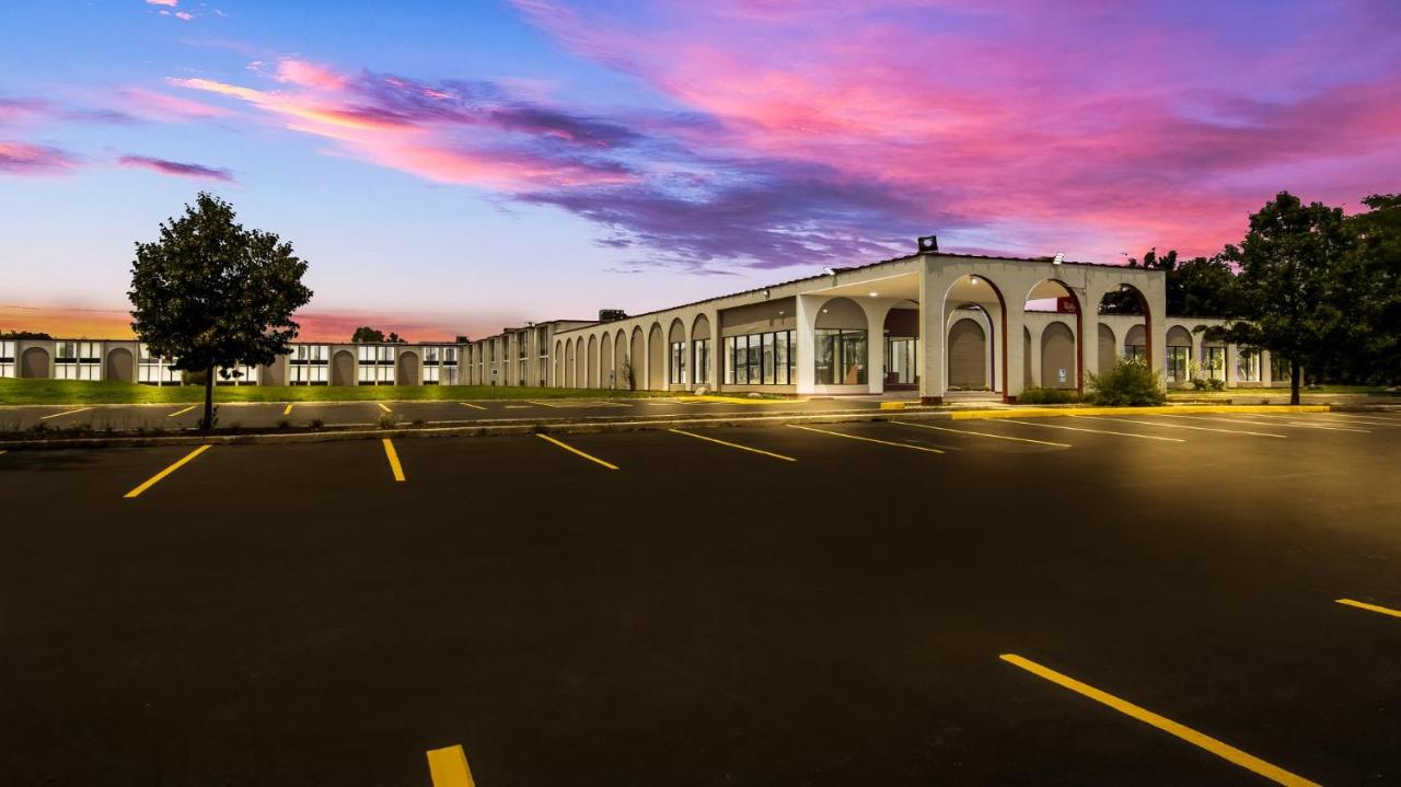 HomeTowne Studios by Red Roof Chicago - N Aurora/ Naperville