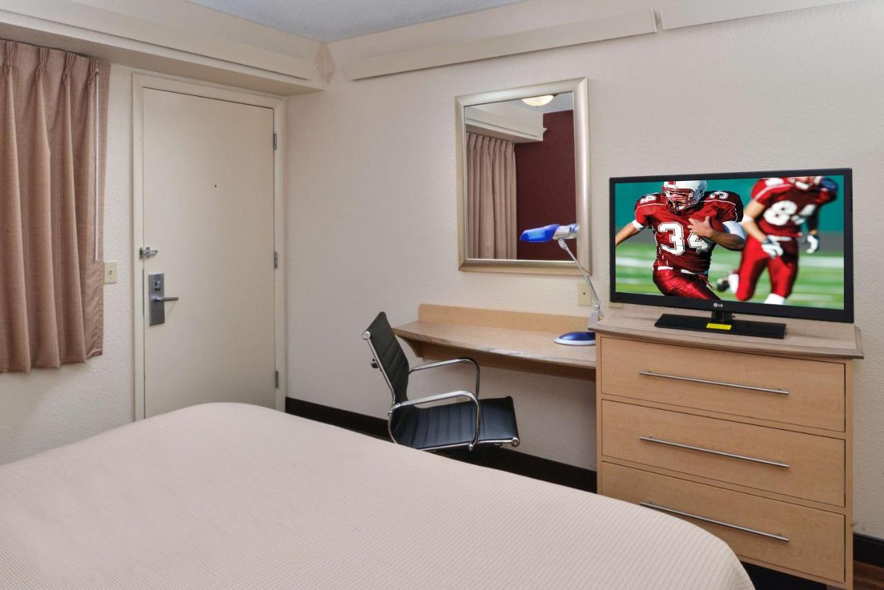 Super 8 by Wyndham Deerfield Northbrook