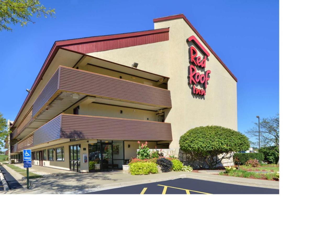 Super 8 by Wyndham Deerfield Northbrook