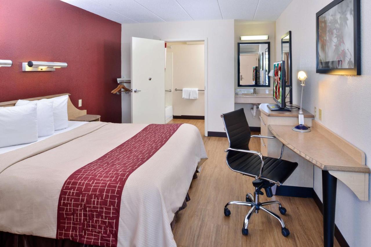 Super 8 by Wyndham Deerfield Northbrook