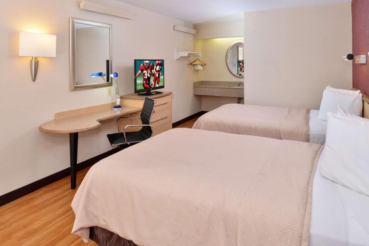 Super 8 by Wyndham Deerfield Northbrook