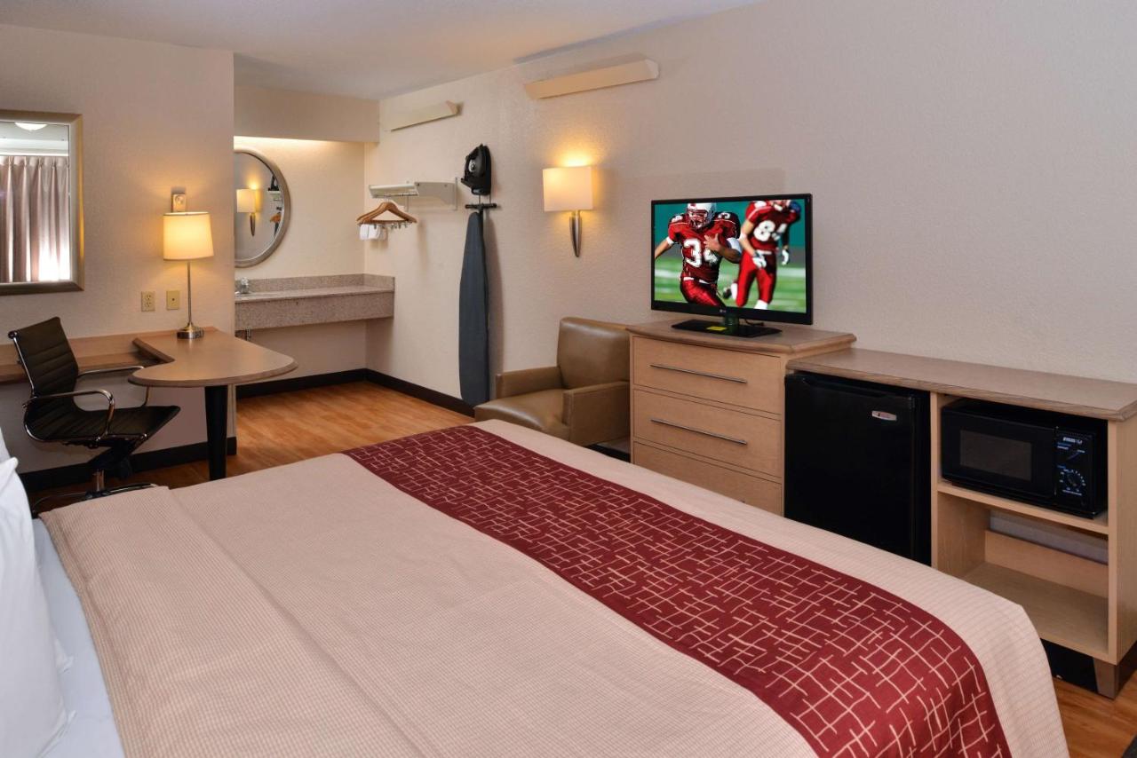 Super 8 by Wyndham Deerfield Northbrook