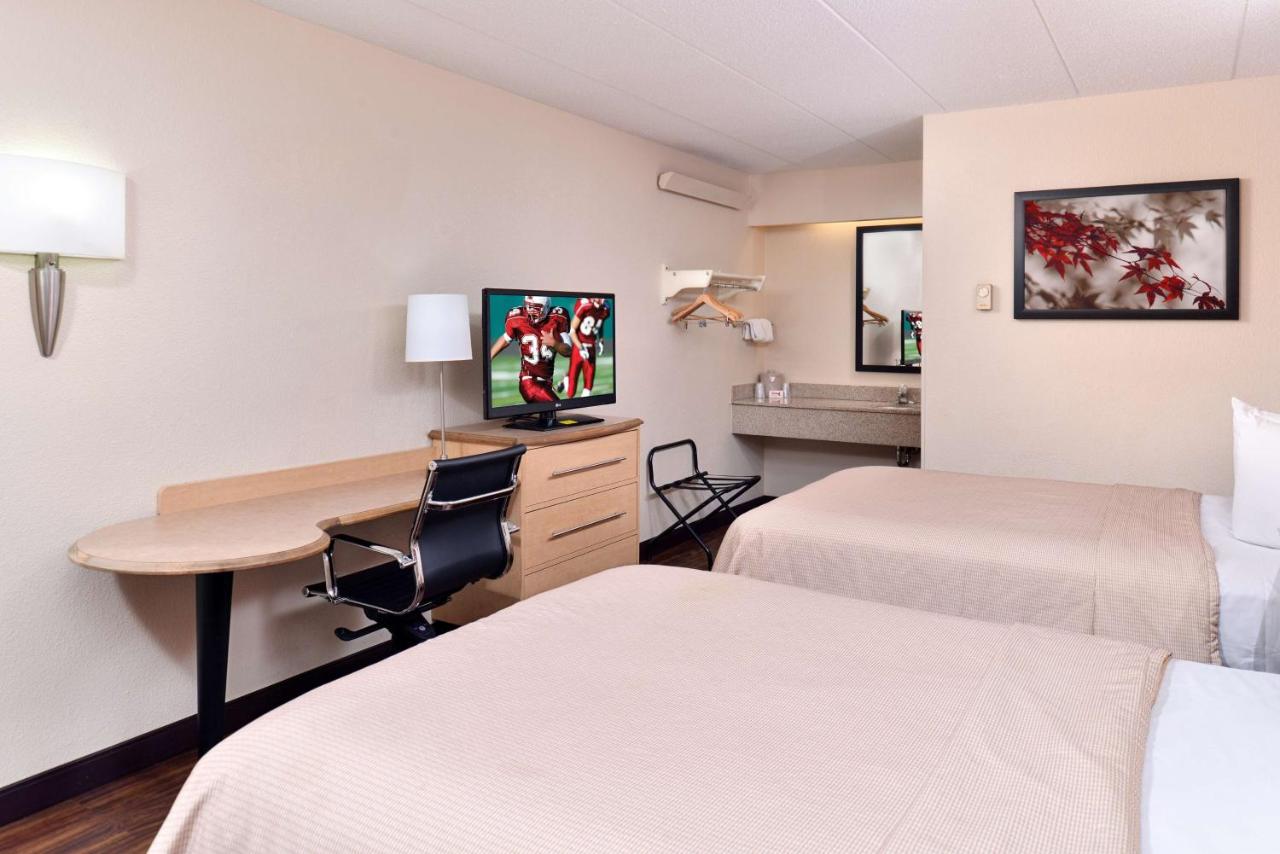 Super 8 by Wyndham Deerfield Northbrook