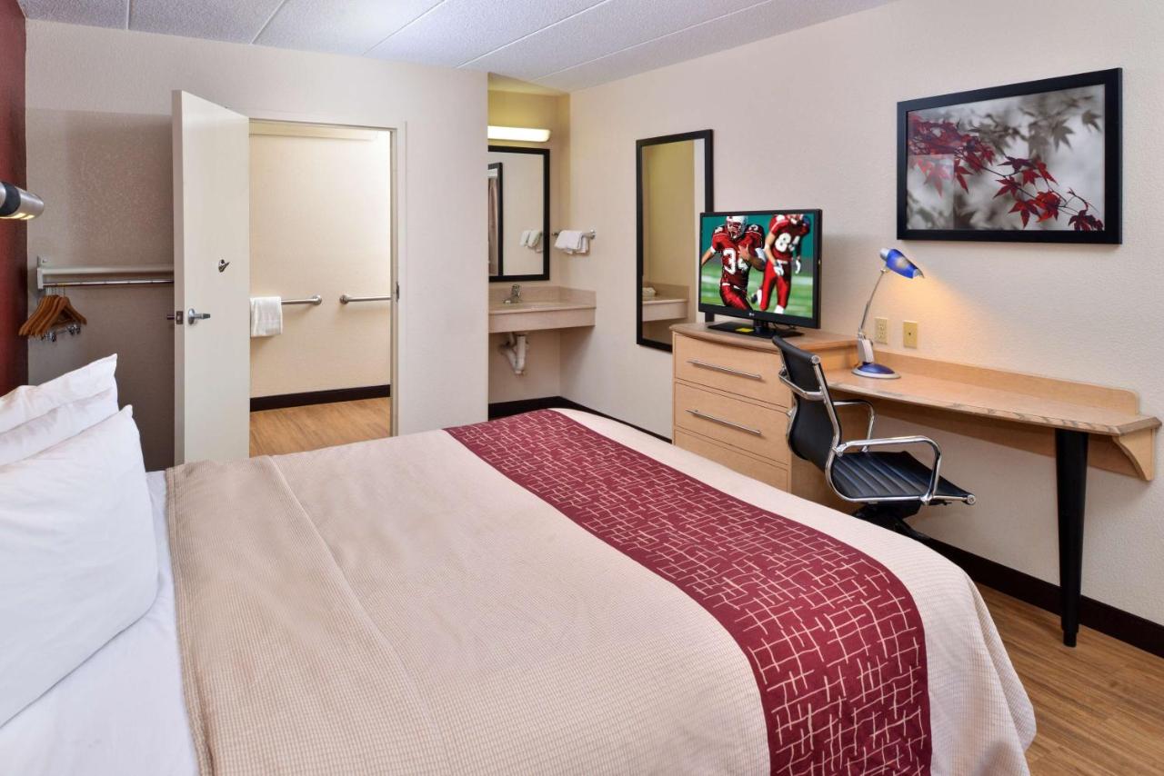 Super 8 by Wyndham Deerfield Northbrook