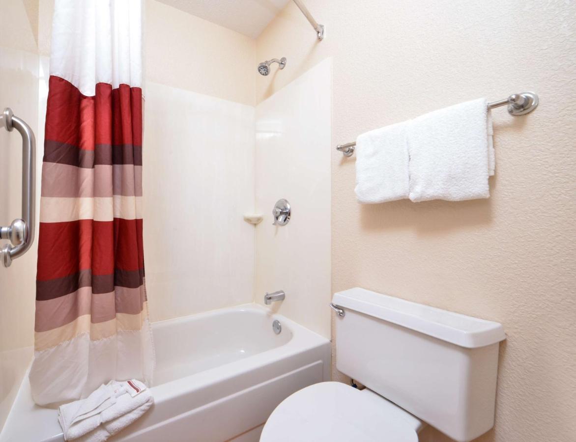 Super 8 by Wyndham Deerfield Northbrook