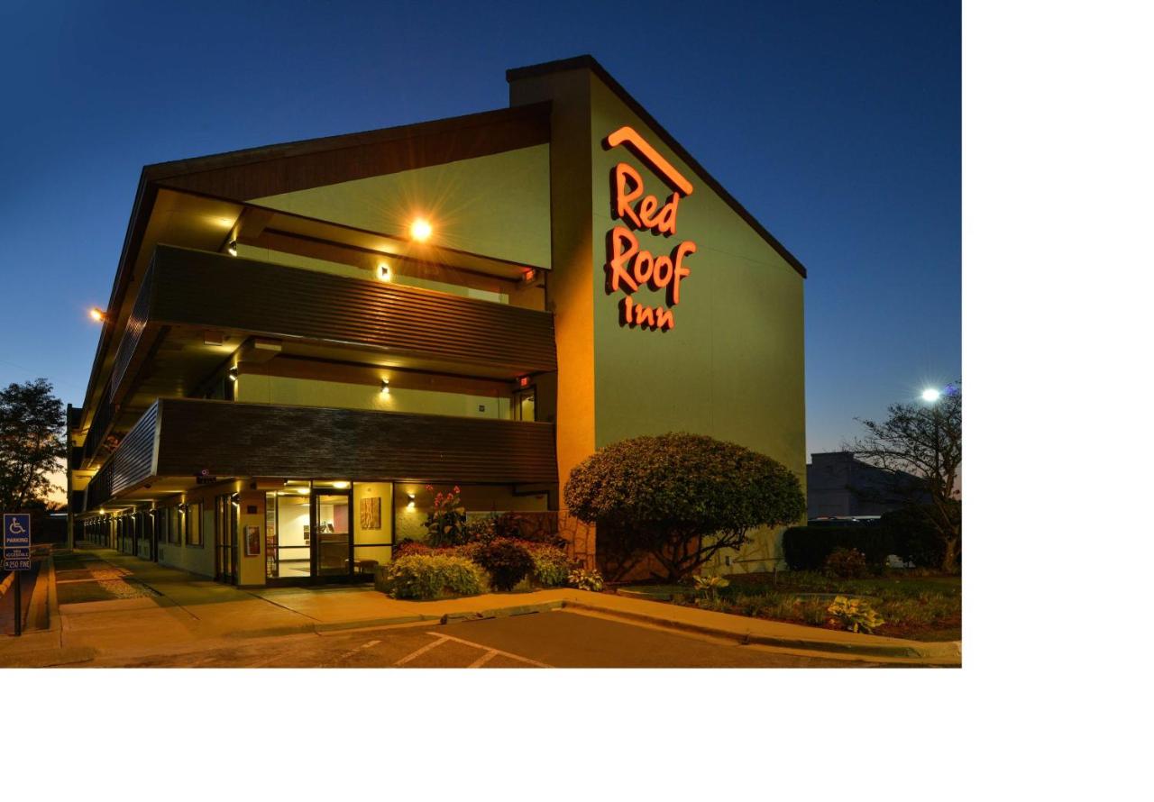Super 8 by Wyndham Deerfield Northbrook