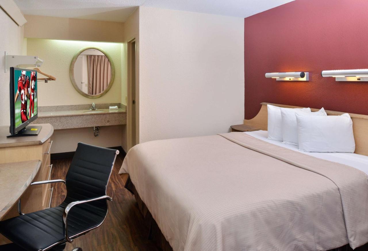 Super 8 by Wyndham Deerfield Northbrook
