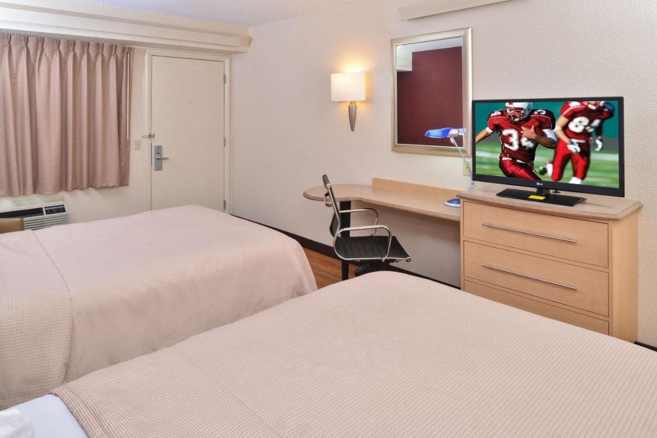 Super 8 by Wyndham Deerfield Northbrook