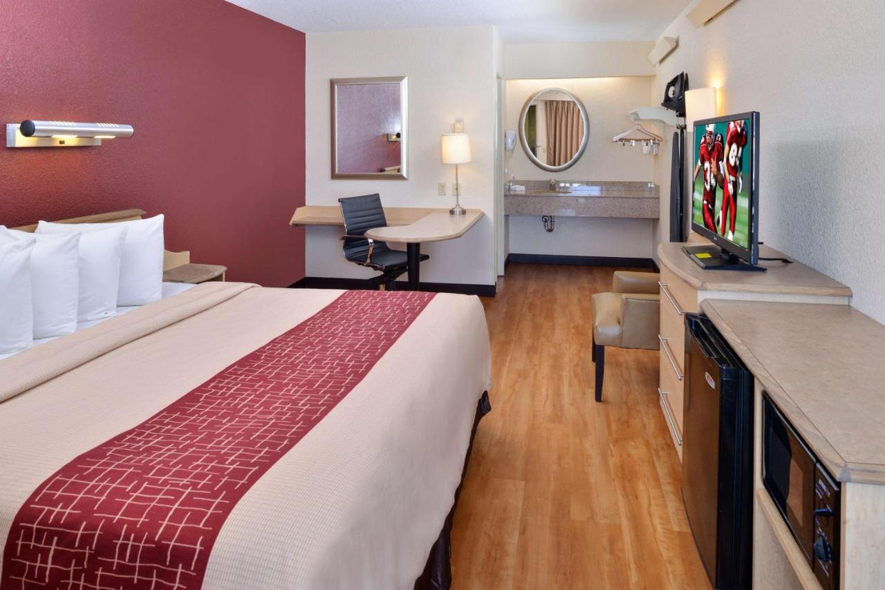 Super 8 by Wyndham Deerfield Northbrook
