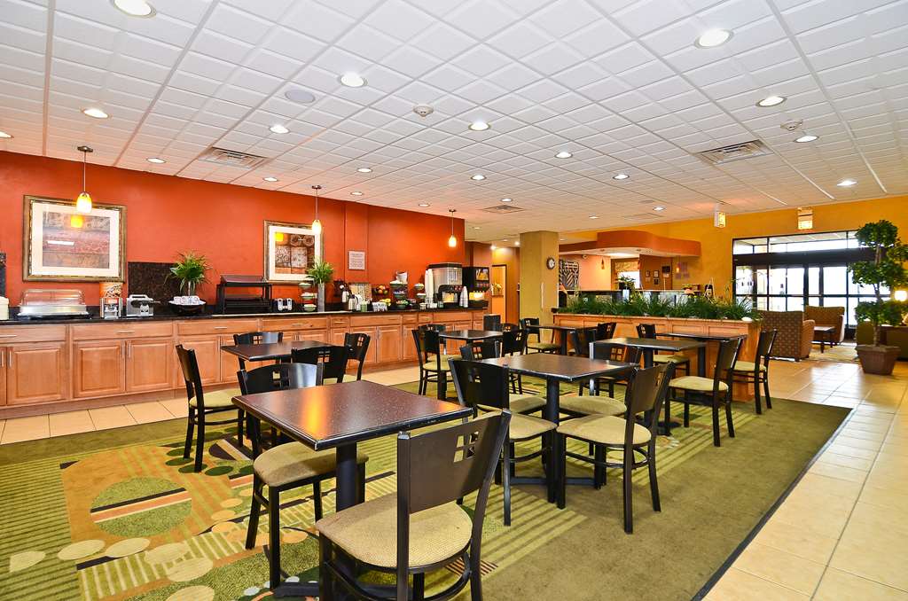Spark by Hilton Oak Forest