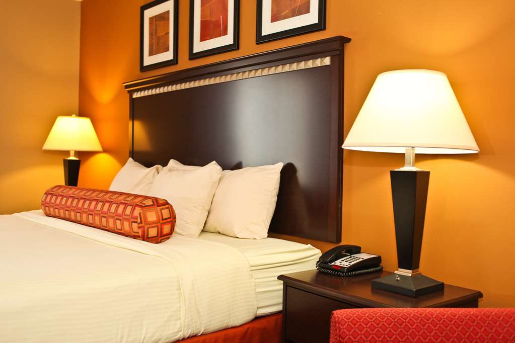 Spark by Hilton Oak Forest