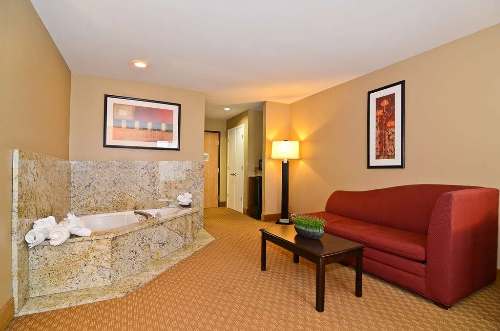 Spark by Hilton Oak Forest