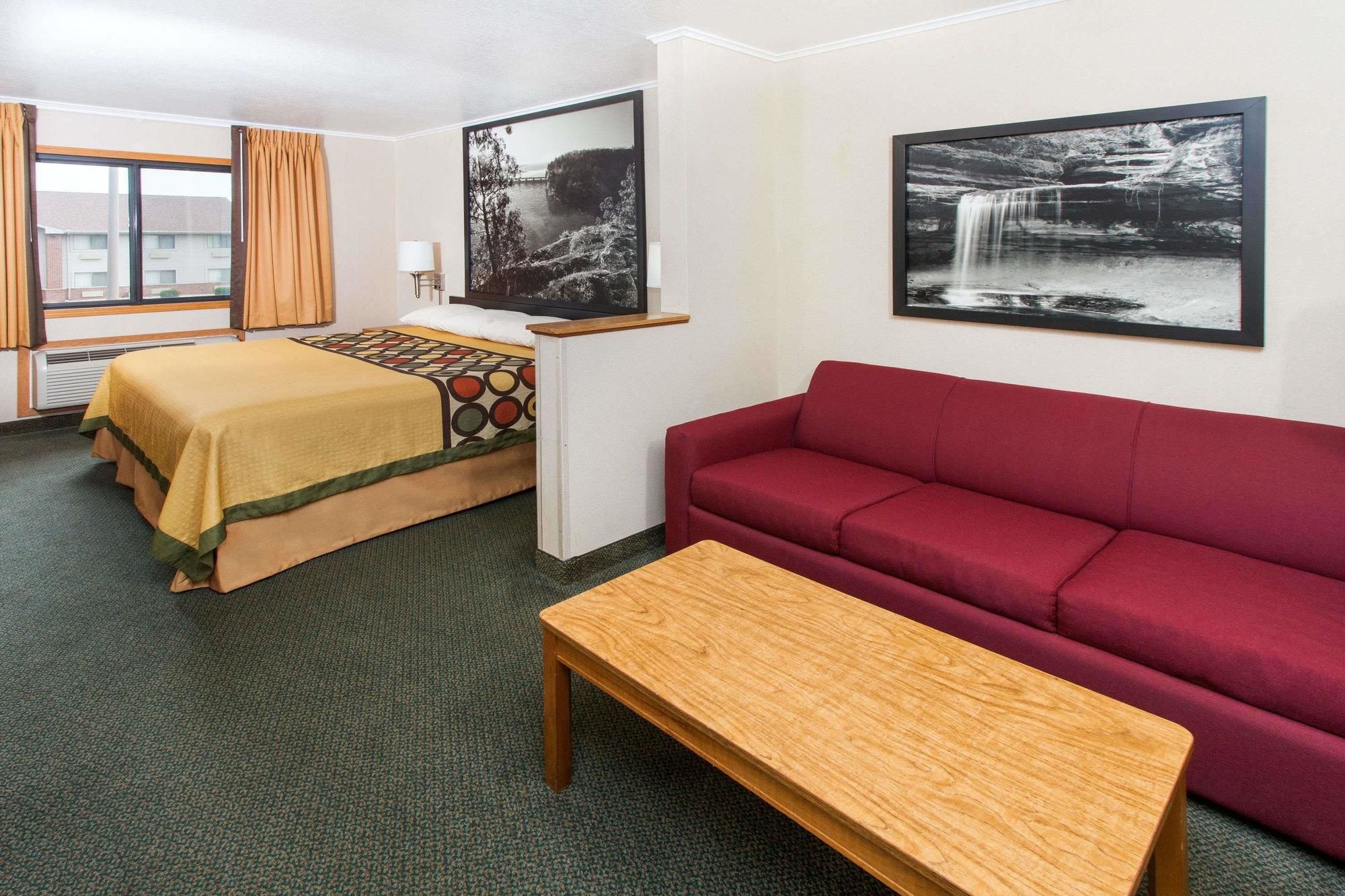 Super 8 by Wyndham Ottawa Starved Rock