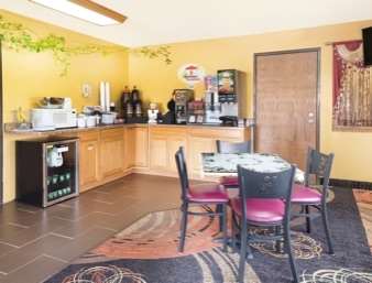 Super 8 by Wyndham Paris IL