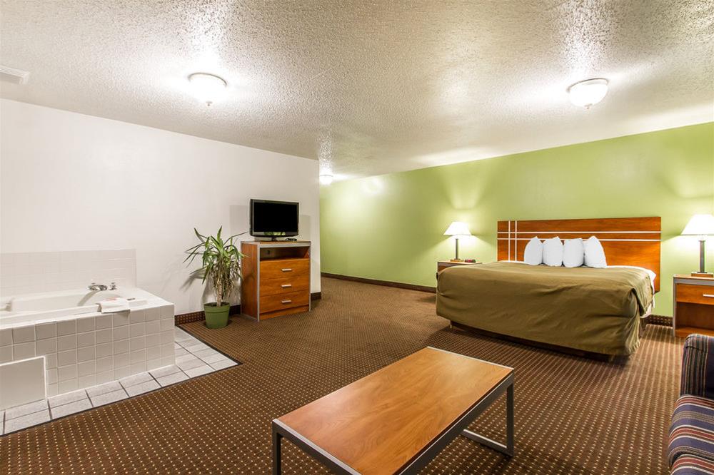 Econo Lodge & Suites