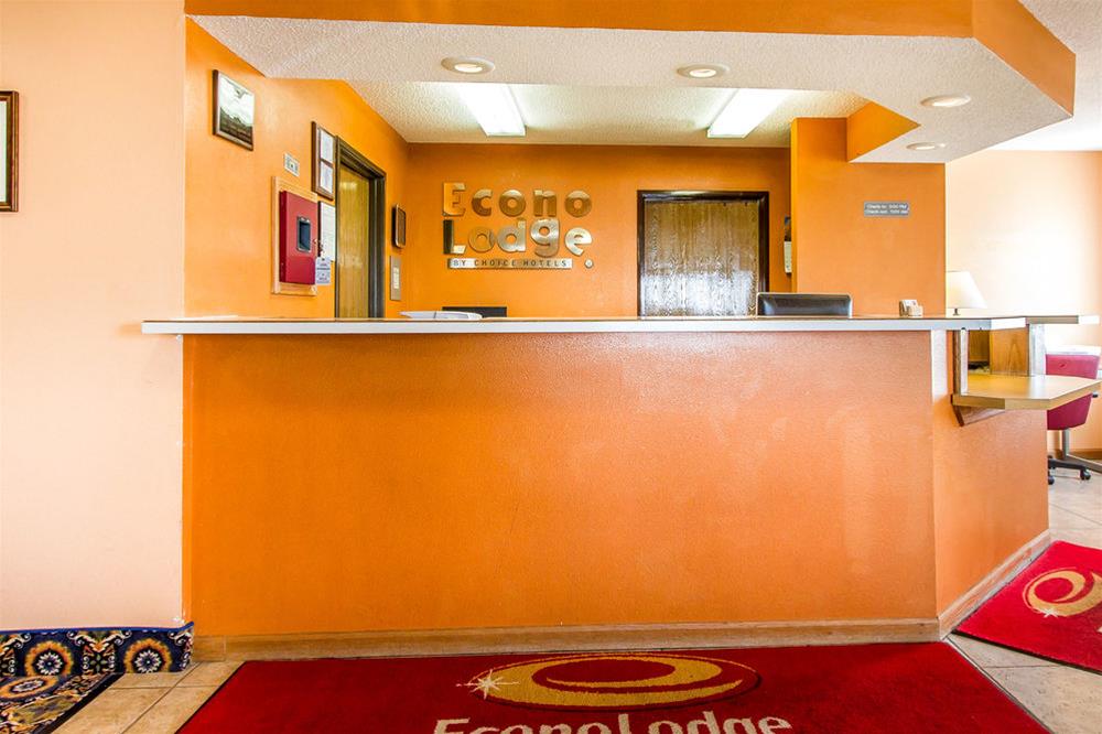 Econo Lodge & Suites