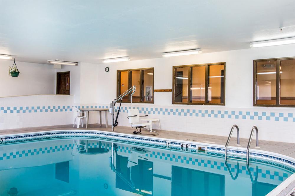 Econo Lodge & Suites