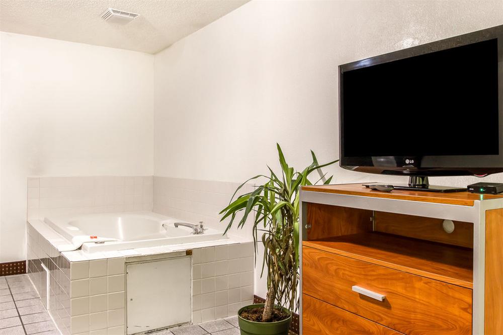 Econo Lodge & Suites