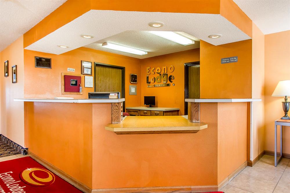 Econo Lodge & Suites