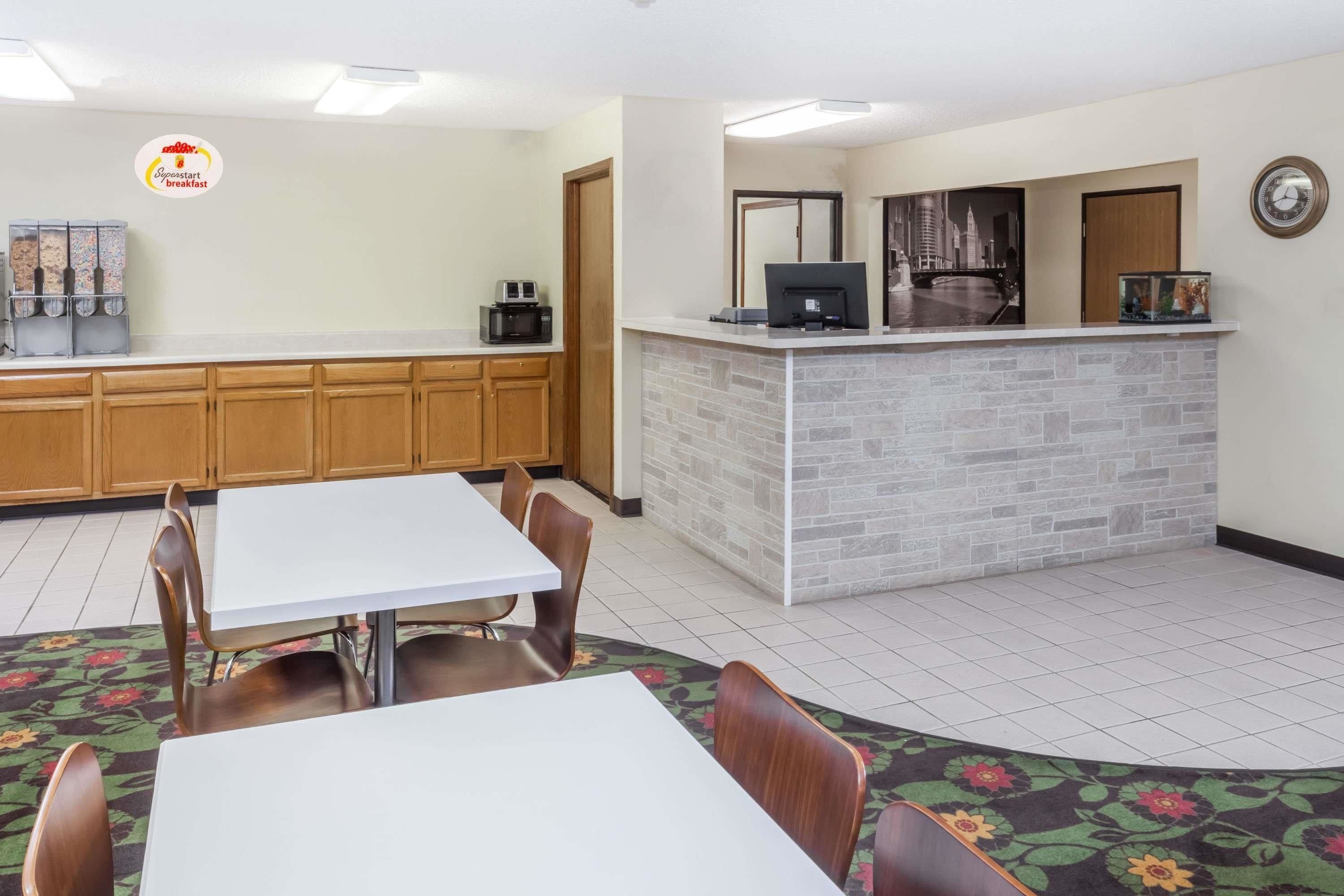 Super 8 by Wyndham Pekin/Peoria Area