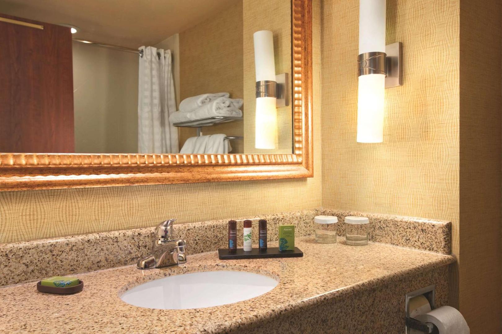 Embassy Suites East Peoria Hotel & Riverfront Conference Center
