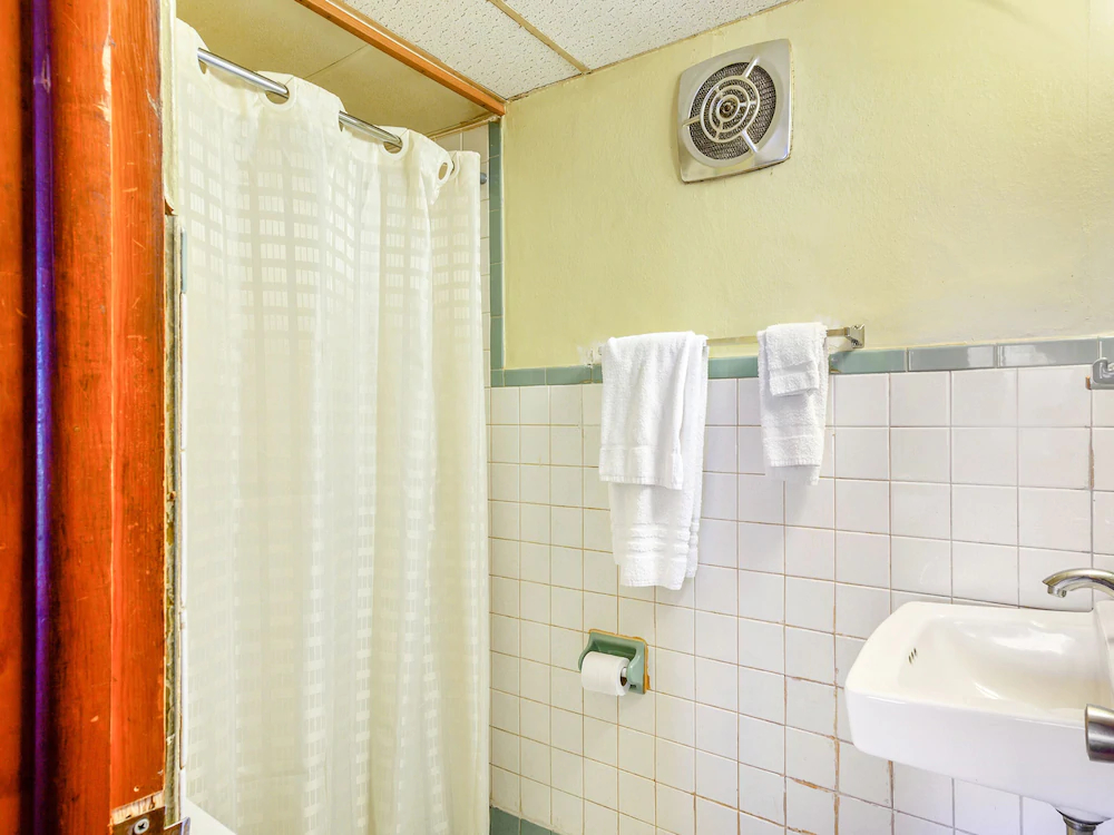 OYO Hotel Downtown Peoria I-74