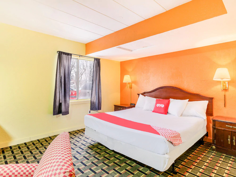 OYO Hotel Downtown Peoria I-74