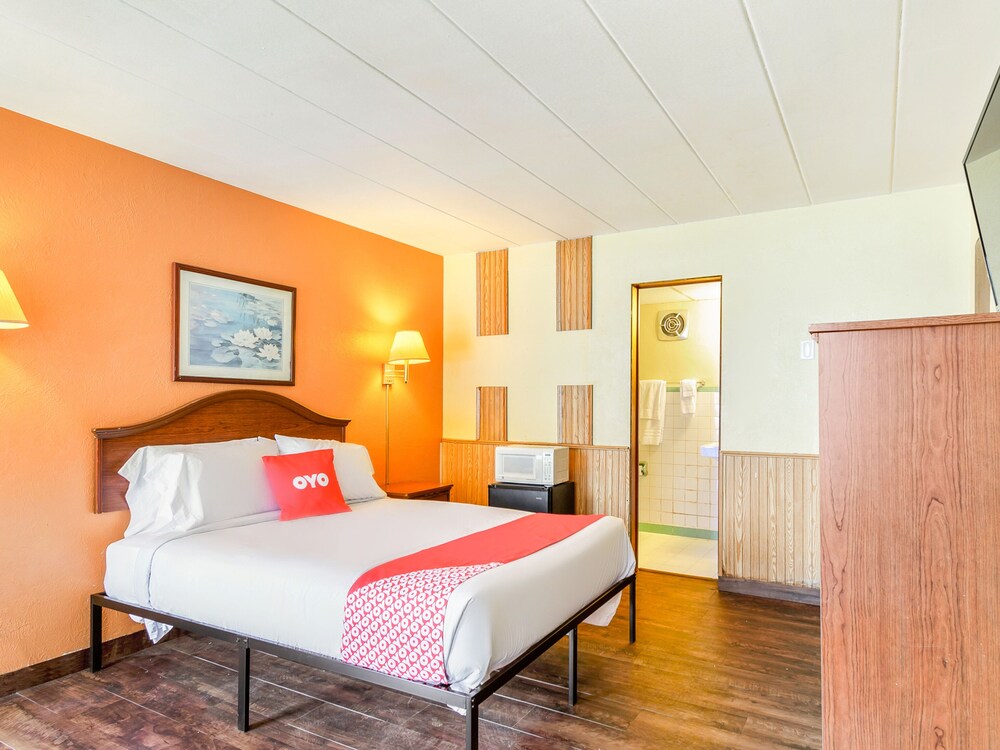 OYO Hotel Downtown Peoria I-74